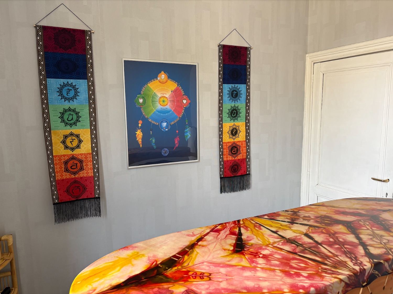 Cabinet de soins avec les bannières des 7 chakras et le tambour Unité